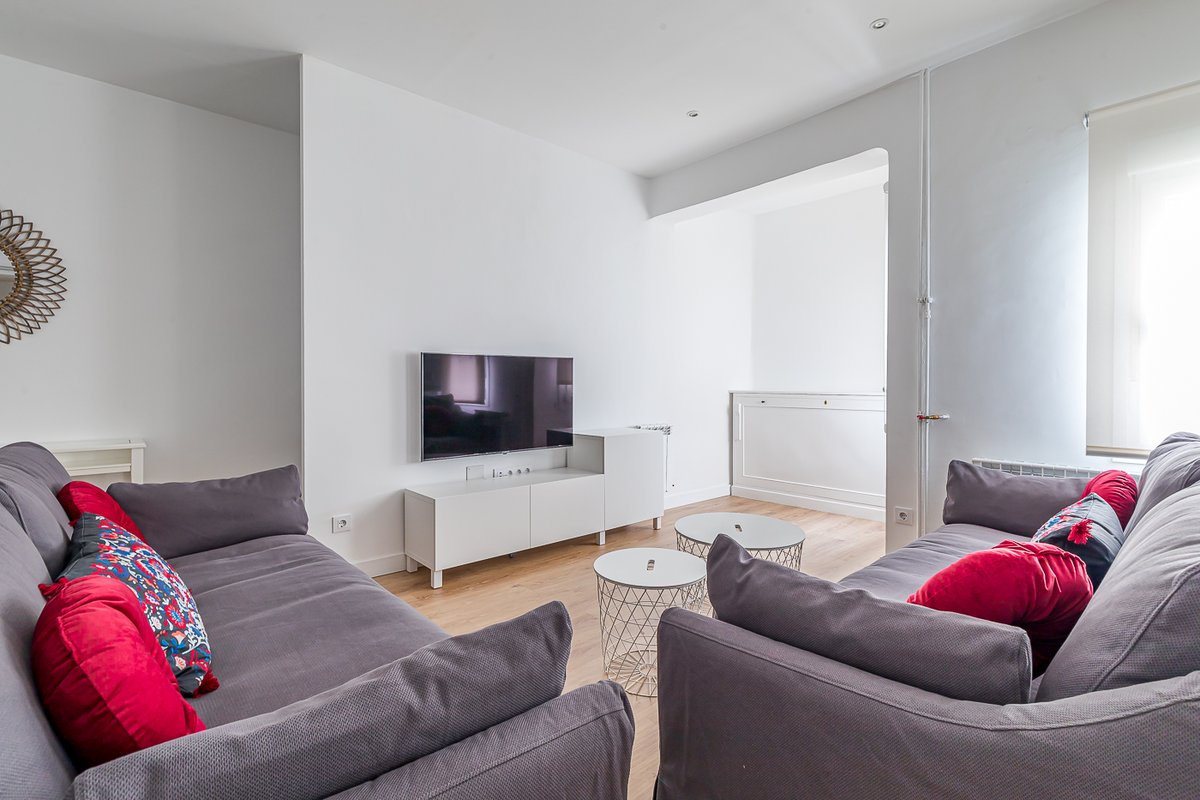 #SeAlquila piso exterior completamente reformado de diseño y amueblado a estrenar, con 4 habitaciones equipadas, dos baños y zonas comunes de lujo en #Chamberí. Ideal #estudiantes. idealista.com/inmueble/97421… #Madrid #Moncloa #Arguelles #Malasña #Tetuán #Inmobiliaria