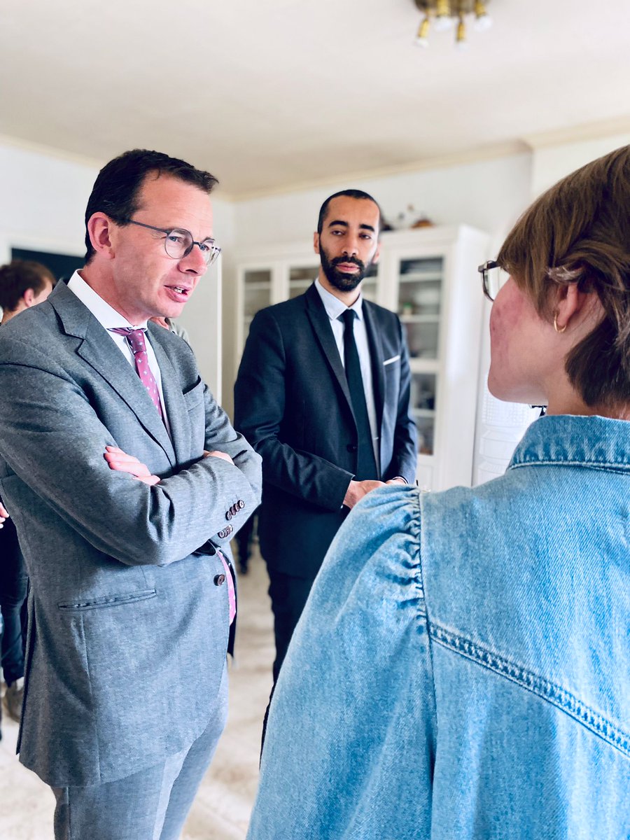 In totaal worden nu 106 Oekraïense minderjarigen opgevangen bij Vlaamse pleeggezinnen. <a href="/wbeke/">Wouter Beke</a> en <a href="/SammyMahdi/">Sammy Mahdi</a> waren te gast bij zo'n pleeggezin. Wil jij iets betekenen voor een Oekraïense vluchteling? Schrijf je in voor de digitale infosessie op 27/04 via pleegzorg.be