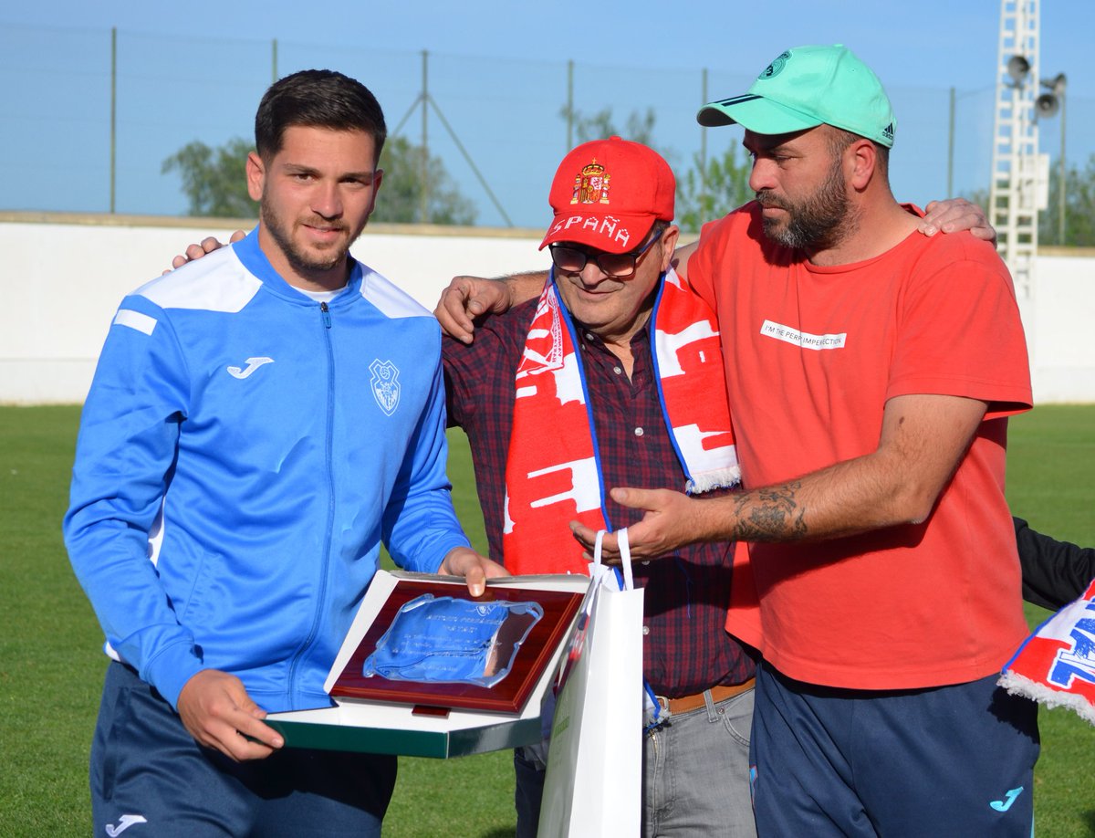 Desde @ultrasbanquillo hemos querido reconocer la gran temporada de Antonio Fernández “patas” @patasrm por ser el jugador más regular, carismático e importante. Así le hicimos entrega de una placa en el último partido de la temporada en El Curtis.
¡𝕭𝖎𝖊𝖓 𝕻𝖆𝖙𝖆𝖘 𝕭𝖎𝖊𝖓!