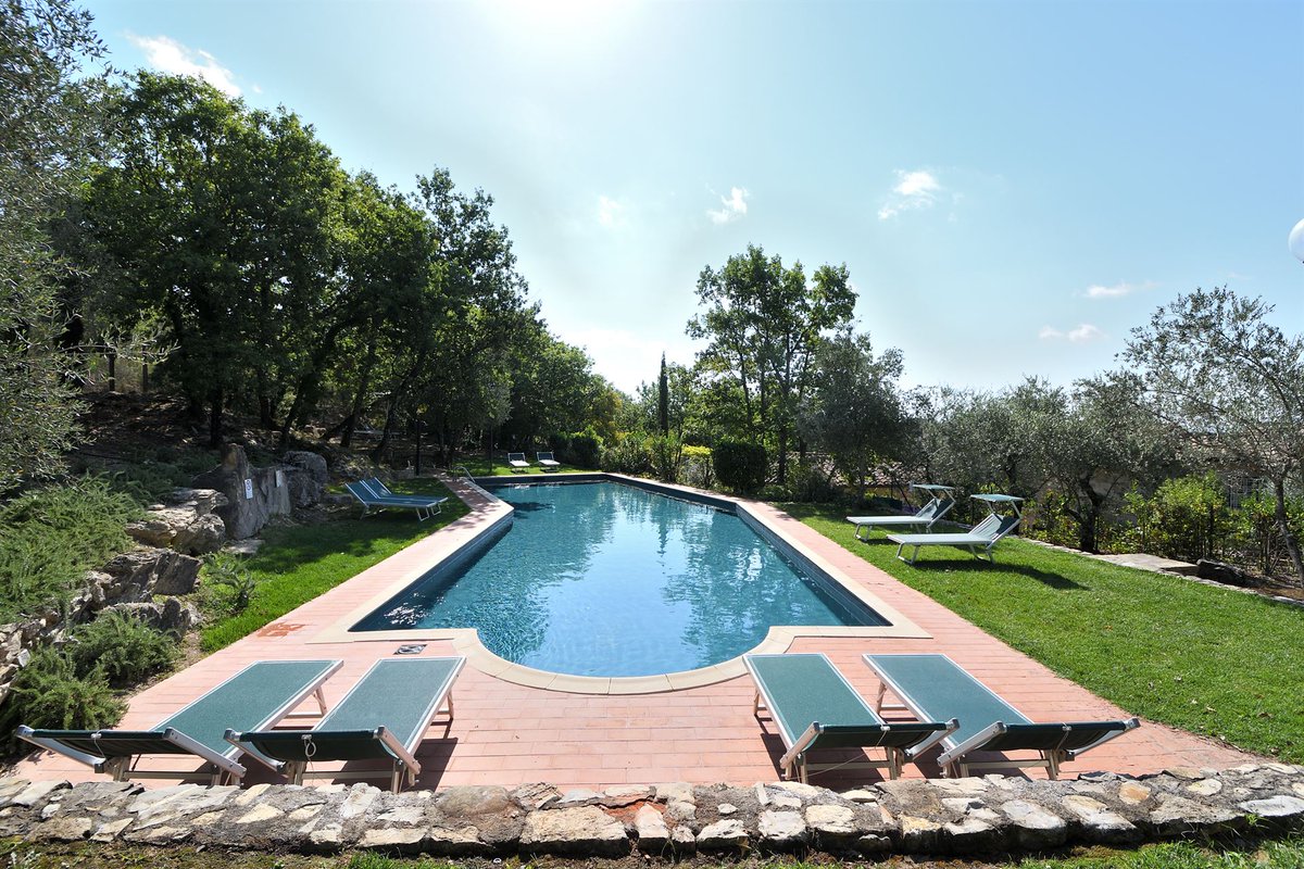 ToTuscany's tweet photo. Montefiorile is a traditional Chianti Classico hillside resort. Each of the 14 beautiful apartments has its own private garden or terrace and share the swimming pool, private to the resort. https://t.co/x3HObP2YMf #TuscanResort #TuscanHamlet #Chianti https://t.co/BYxZAhwrji