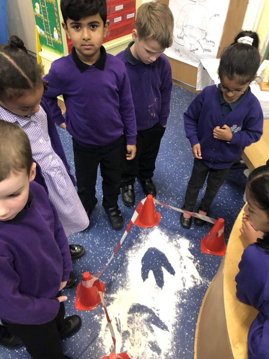 shipley_ce's tweet photo. Reception have had a mystery visitor over the holidays. Can you guess who's been to visit? @WeAreBDAT #EYFS #provision #learninghook #oracy #collaborative #questioning #enquiry #investigate https://t.co/3GVzMBESDE
