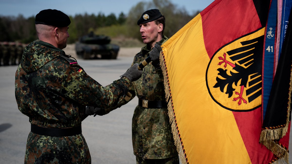 Deutsches_Heer's tweet photo. Führungswechsel im #Panzerlehrbataillon93: Oberstleutnant Hebisch übergibt die Verantwortung an Oberstleutnant Worgull. Die #Soldatinnen &amp; #Soldaten werden ihren #Kommandeur genauso vermissen wie er sie. Für die Zukunft wünscht das #Heer den #Kameraden viel #Soldatenglück. https://t.co/K8t1WaTQvf