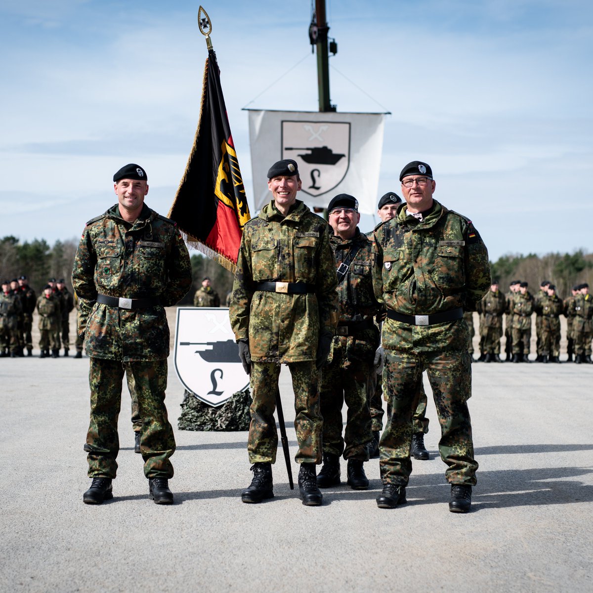 Deutsches_Heer's tweet photo. Führungswechsel im #Panzerlehrbataillon93: Oberstleutnant Hebisch übergibt die Verantwortung an Oberstleutnant Worgull. Die #Soldatinnen &amp; #Soldaten werden ihren #Kommandeur genauso vermissen wie er sie. Für die Zukunft wünscht das #Heer den #Kameraden viel #Soldatenglück. https://t.co/K8t1WaTQvf