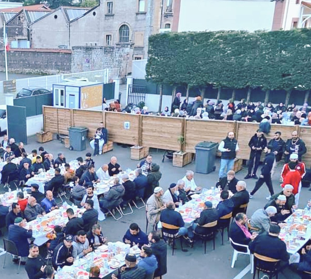 IsabelleSurply's tweet photo. #SaintChamond : pour pouvoir "accueillir" les femmes pour l'#iftar, les islamistes de la mosquée turque #MilliGorus ont carrément dressé une palissade en bois entre les hommes et les femmes...
C'est ça le vivre-ensemble ?⤵️ https://t.co/vNaQsqH2oZ
