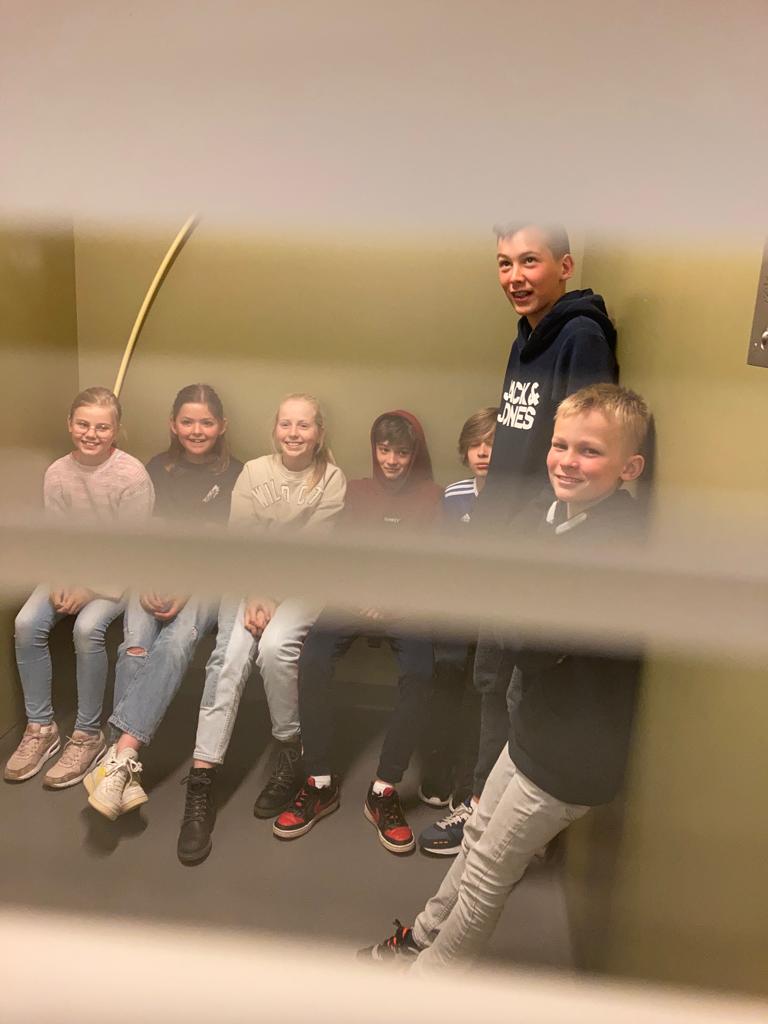 WA_Berkel's tweet photo. Gister zijn de #politiekids weer op het #politiebureau geweest. Samen met @Lansingerland #boa #Sherell een #informatiemiddag gehouden. Wat heeft een #politieagent allemaal bij zich. Het viel op dat het best zwaar was. Ook een bezoekje aan de #cel ๐ @POL_MiddenSchie https://t.co/oAa8uOVLg4