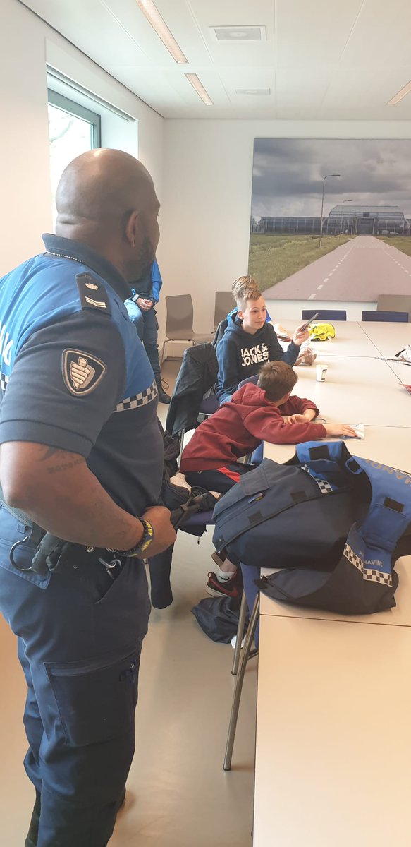 WA_Berkel's tweet photo. Gister zijn de #politiekids weer op het #politiebureau geweest. Samen met @Lansingerland #boa #Sherell een #informatiemiddag gehouden. Wat heeft een #politieagent allemaal bij zich. Het viel op dat het best zwaar was. Ook een bezoekje aan de #cel ๐ @POL_MiddenSchie https://t.co/oAa8uOVLg4