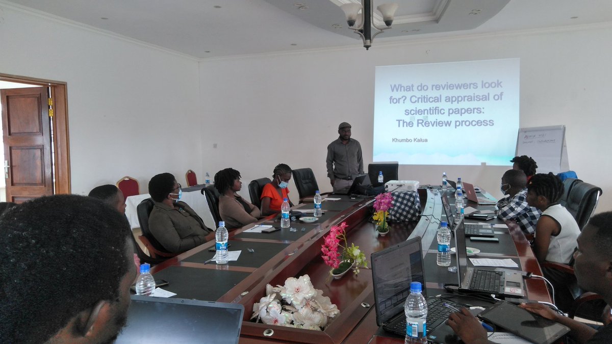ManyozoD's tweet photo. @ACEPHEM1 leads another Manuscript development workshop in #Mzuzu, #Malawi 

In the Pictures; 
Prof @amuula3 , Director for @ACEPHEM1 shares his experience as both a reviewer and an editor in chief for the @MalawiMedJ on what reviewers look for.

Building critical skills https://t.co/yACPA7KZGw