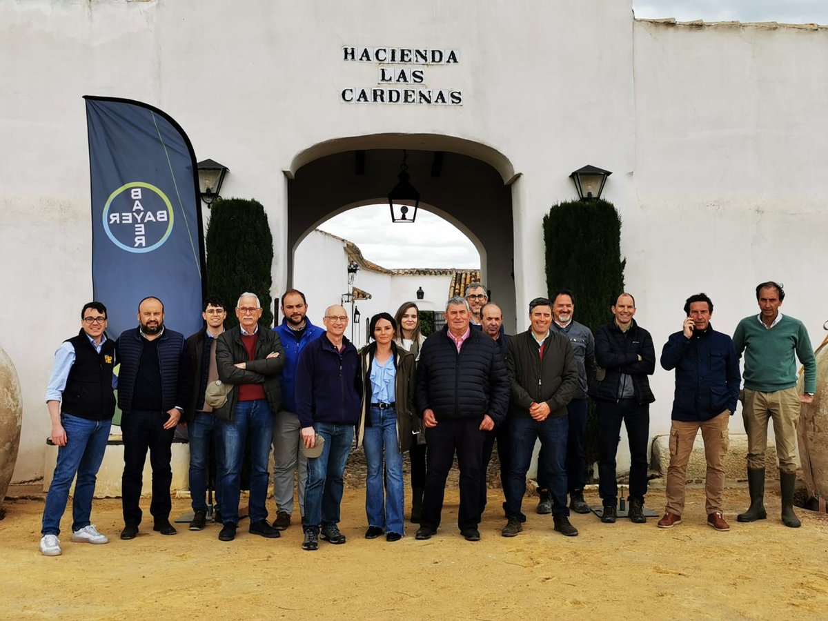 Bayer4CropsES's tweet photo. 🌾 El 20 de abril, recibimos la visita de representantes de @UPA_Federal en Hacienda Las Cárdenas, nuestra primera #ForwardFarm en España y Portugal, para mostrarles cómo ponemos en práctica la agricultura sostenible a través de este proyecto 🚜 https://t.co/o2ppfw9T69