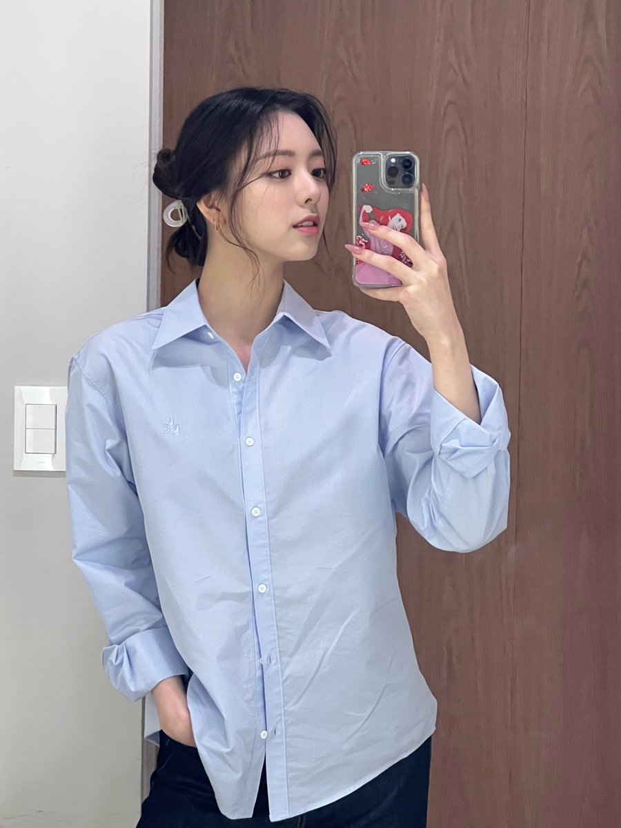 UNIVERSEITZY's tweet photo. [02:08 pm KST] 🐰📸 https://t.co/Sj2n8B2ATU