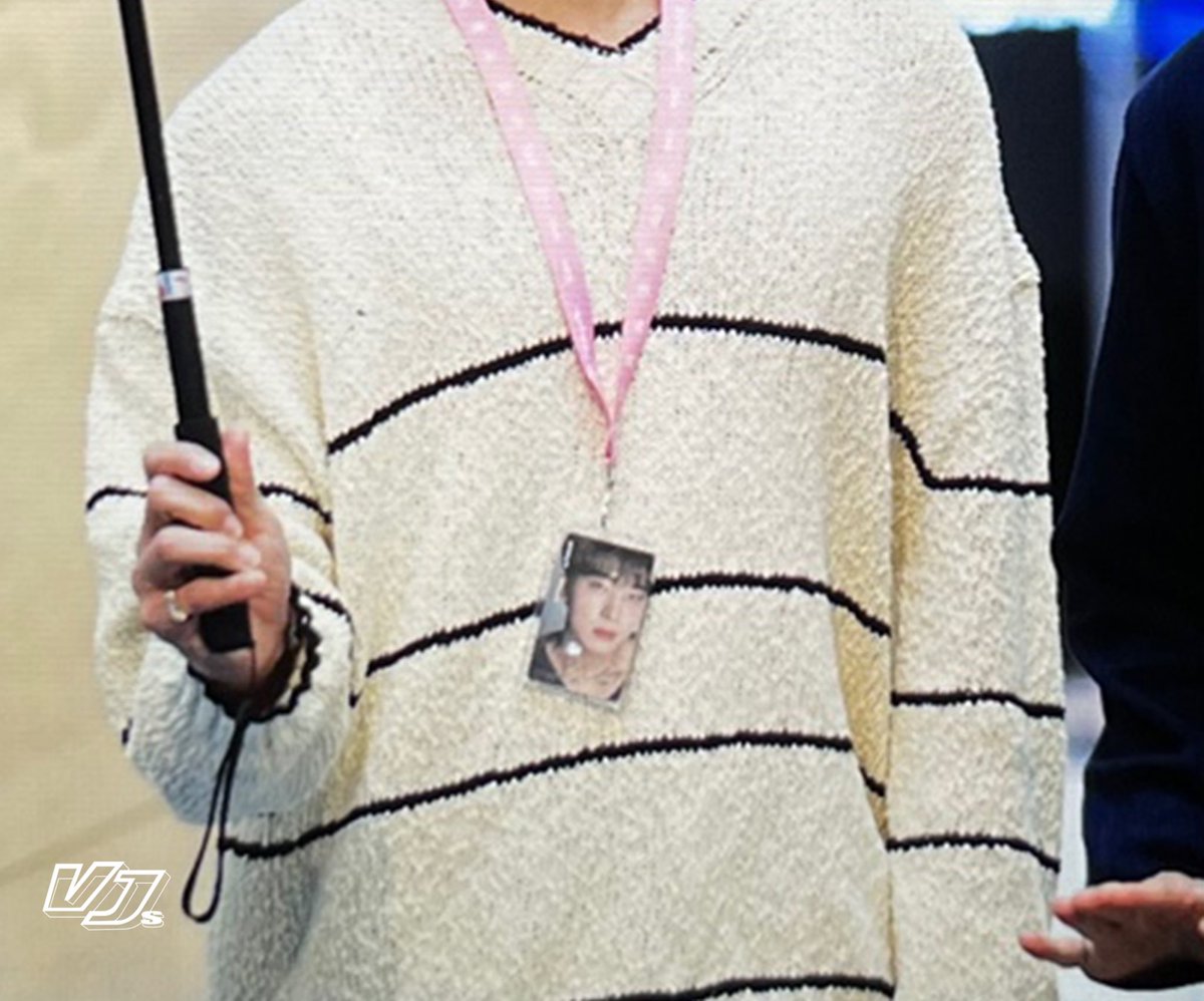 tinkswonu's tweet photo. ahhhh joshua wearing wonwoo’s dfesta photo ticket 🥹 https://t.co/Iob1llxMdw