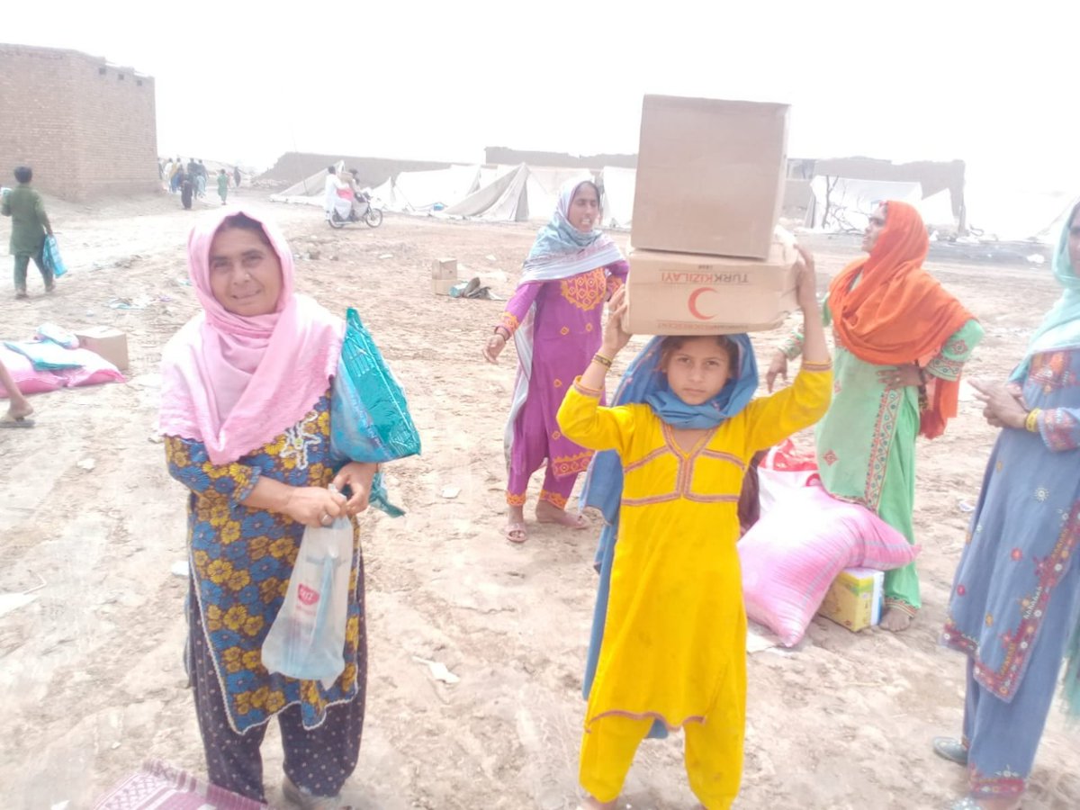 PRC_official's tweet photo. PRCS-Sindh provided quick relief to the fire-blazed families of Mehar taluka of Dadu district. Relief packages consisted of Hygiene kits, Kerosene Stoves, Hurricane Lamps, Mosquito Nets and Mats were distributed among 185 affected households. 

#DaduFire #Relieftovictims #Sindh https://t.co/Jzz5moGUCx