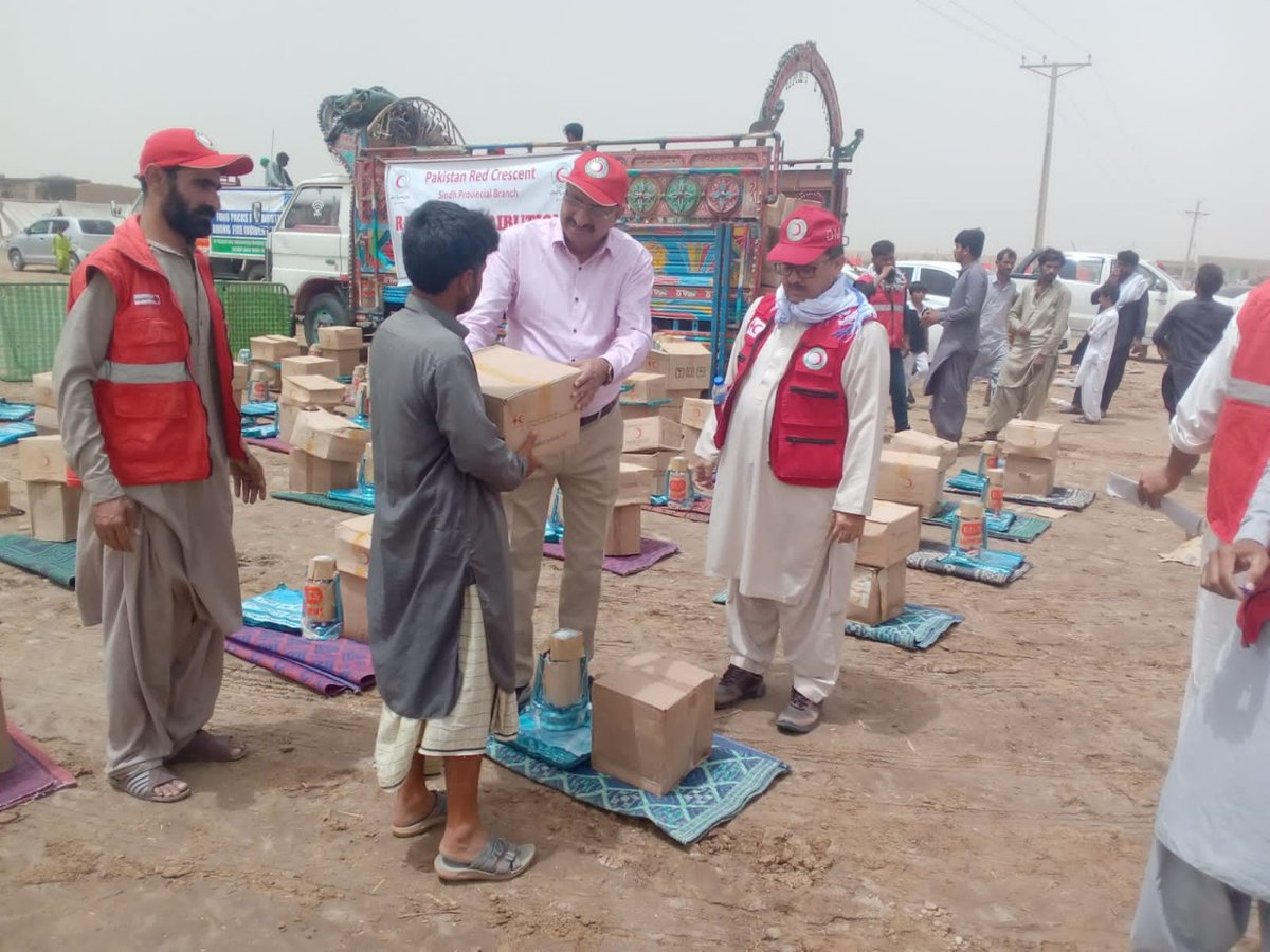 PRC_official's tweet photo. PRCS-Sindh provided quick relief to the fire-blazed families of Mehar taluka of Dadu district. Relief packages consisted of Hygiene kits, Kerosene Stoves, Hurricane Lamps, Mosquito Nets and Mats were distributed among 185 affected households. 

#DaduFire #Relieftovictims #Sindh https://t.co/Jzz5moGUCx