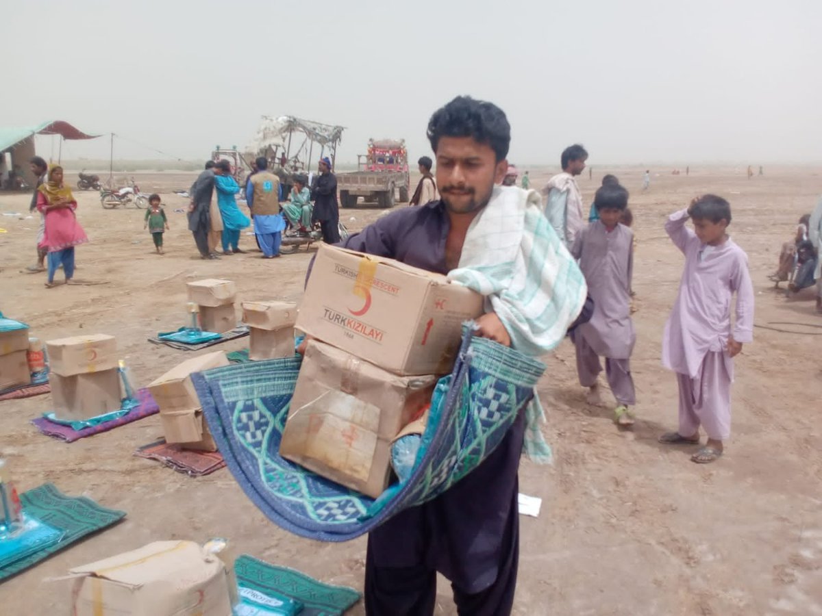 PRC_official's tweet photo. PRCS-Sindh provided quick relief to the fire-blazed families of Mehar taluka of Dadu district. Relief packages consisted of Hygiene kits, Kerosene Stoves, Hurricane Lamps, Mosquito Nets and Mats were distributed among 185 affected households. 

#DaduFire #Relieftovictims #Sindh https://t.co/Jzz5moGUCx