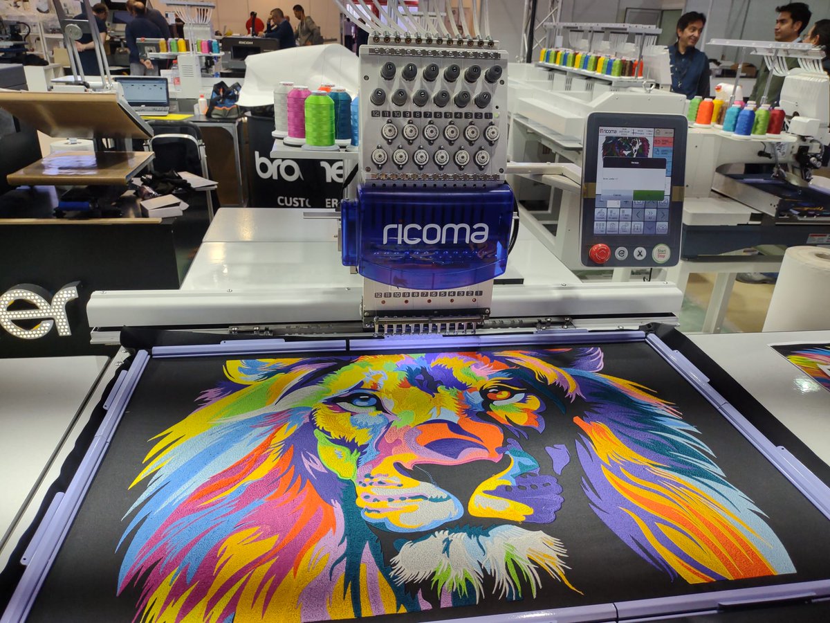 Grupofbmaq's tweet photo. ¡EMPEZAMOS!Pantalla a color de 7″ LCD donde podrás programar y ajustar el bordado a realizar, bajo consumo #CPrintMadrid #CPrintMadrid2022 #textilpublicitario #personalizacion #bordado #bordadora #maquinadebordar  https://t.co/HZe4aW0U7V https://t.co/dVgpuASgzD