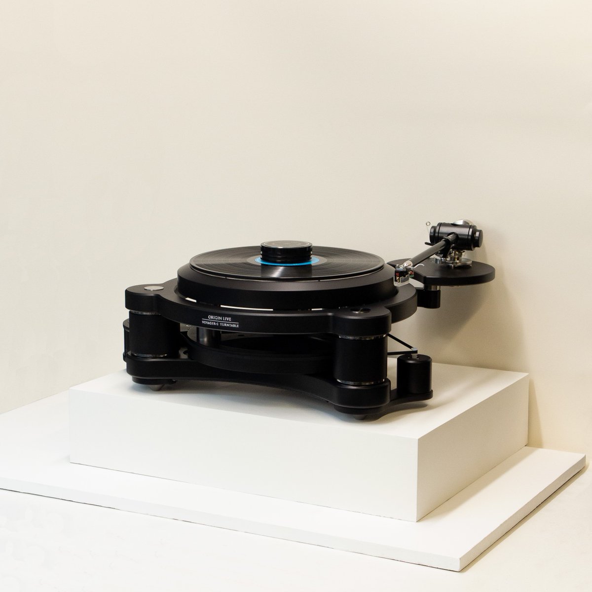 AudioShowUK's tweet photo. #OriginLive brings a brand new sound to the UK Audio Show. This will be the first time the Renown tonearm will be heard at a show, which is incredibly exciting for show visitors and organisers alike. It will be showcased alongside the Voyager turntable:  https://t.co/C3kABtBqbq. https://t.co/kX8nYkqyJJ