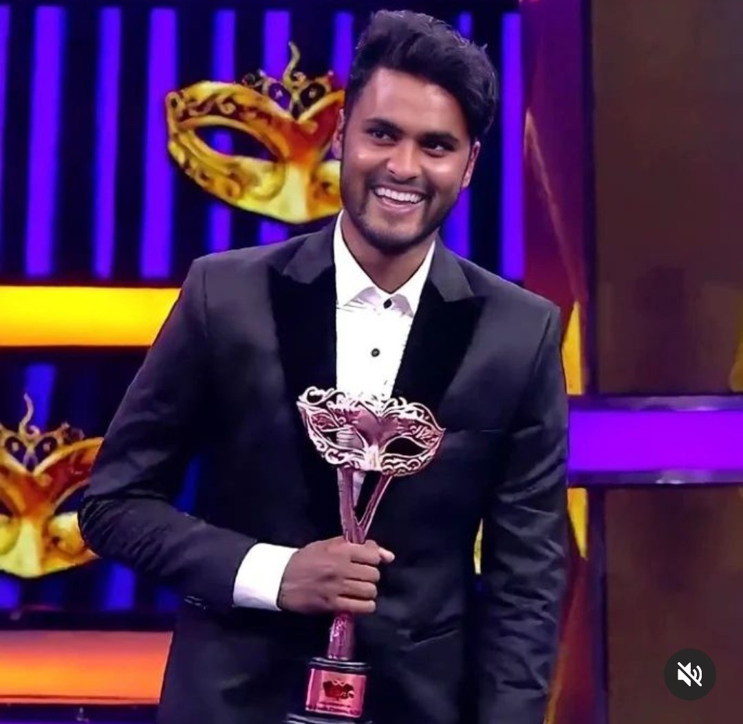 messywoman23's tweet photo. #AmirADS
@AmirADS2 
From Hotel room boy to a bigboss contestant is not at all a easy journey for you.
Definitely one day you will get this vijay award 😍😍My prayers are always with you ❤❤. https://t.co/4ndkNg9pIY