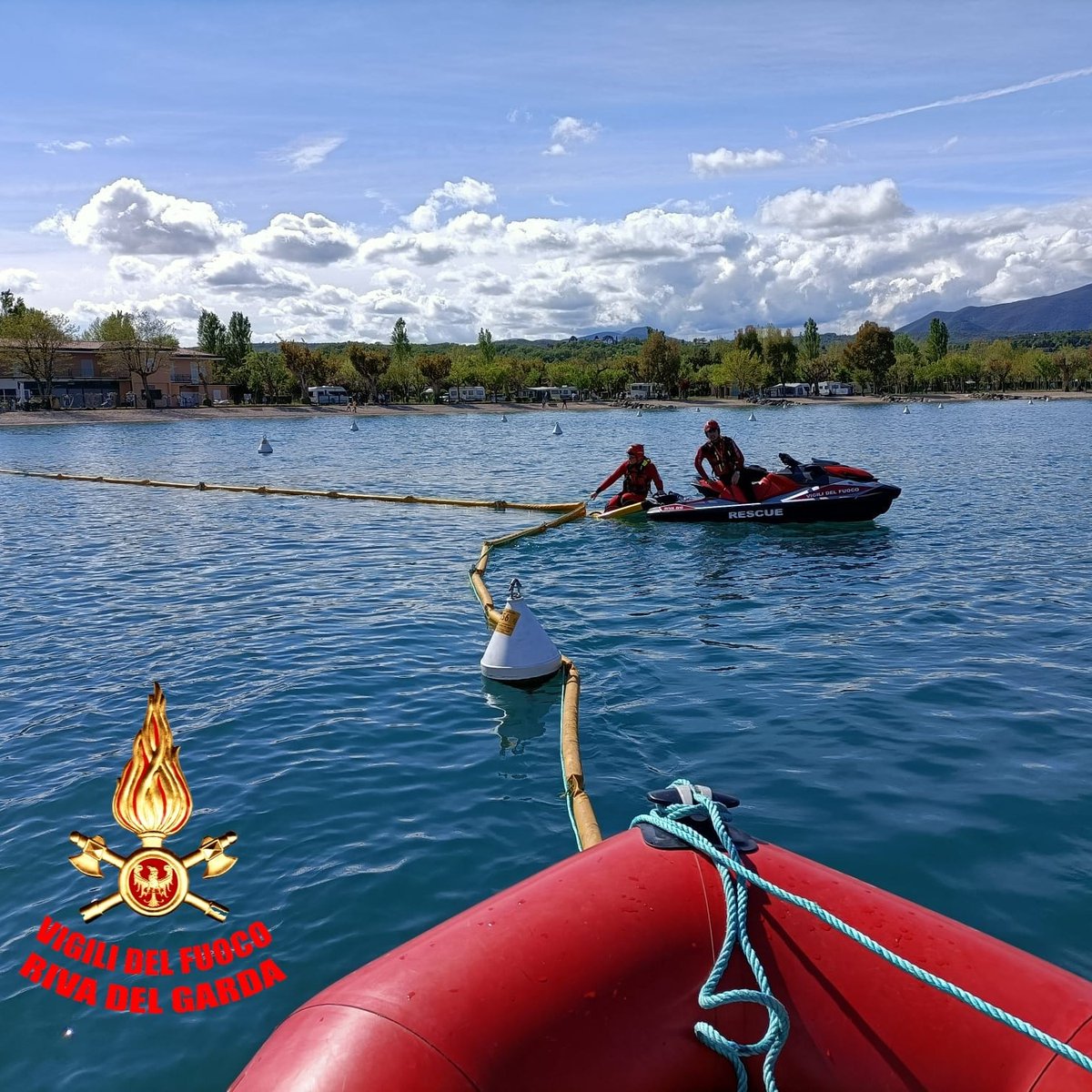 fedvvfvoltn's tweet photo. Gli #interventi del ponte del #25aprile.
🚨 Incendio auto SS 47 e tamponamento. Sul posto i #vvfCivezzano.
🚨Sversamento di gasolio a Manerba del Garda: i @VVFRivadelGarda hanno posizionato una barriera di contenimento di 300 m.
🚨Frontale sulla SP 84 a Dro. Sul posto i #vvfDro https://t.co/s7iBEut2VP