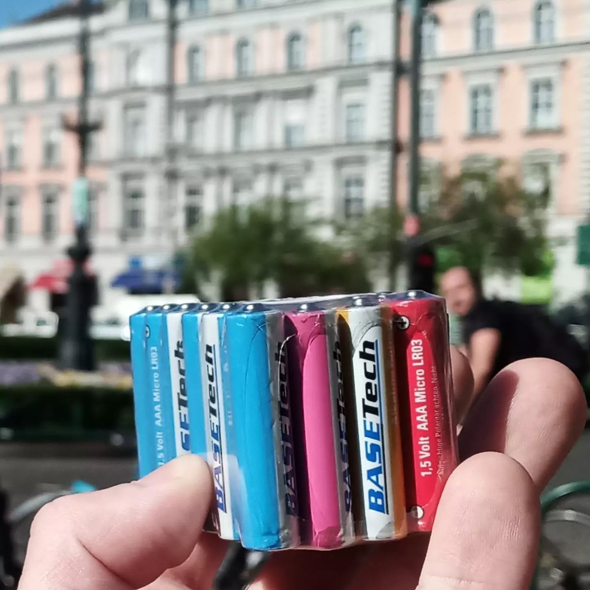 tamhanna's tweet image. #cheapbatteries are ideal for #circuitdebugging - a #cheapbattery often delivers less #shortcircuitcurrent and has a higher #seriesresistance, thereby putting more strain onto the #powersupplydesign. And yes, most of my designs use #aaabatteries and…
📸 instagram.com/p/Cczlfm9tza-/