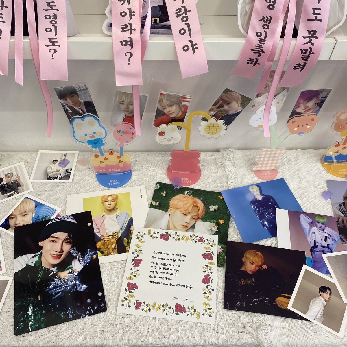 mini_kity_'s tweet photo. 📍카페 하이럽

일단 특전이 가장 말도 안되게 너무 이뻤고 좋아하는 찬희의 프메 말도 있어서 감동스러웠던 곳🥹💝
위로되는 위더보 말들과 공카 편지들, 아가 찬희도 있어서 눈이 너무너무 즐거웠고 마음까지 포근포근...🌸😌

 #스물다섯_뉴_라는_새로움
#LOVENEWEVER https://t.co/zUoB1VySip