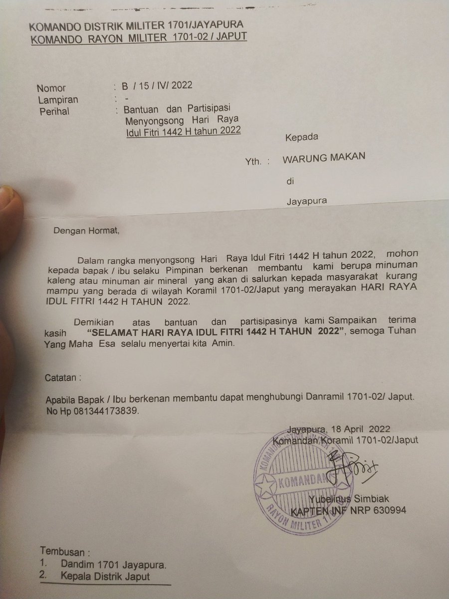 Usai bayar makan tadi, datang 2 anggota TNI berseragam dinas ke kasir. "Pak Haji, yang kemarin.." dengan gestur 🙏🏼. Pak Haji ngasi amplop dari laci. Abis mereka pergi sa nanya:
"Buat apa itu?"
"Katanya buat yang membutuhkan"
"Boleh sa lihat proposalnya?"