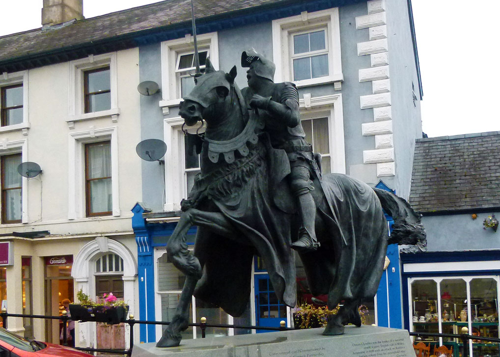 bitaboutbritain's tweet photo. Magnificent statue of the Welsh leader Owain Glyndwr (c1359 - c1415) in the old town of Corwen. #WALES https://t.co/j4gOq27CYh