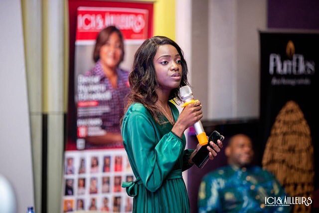 IciAilleursmag's tweet photo. Instant 7 📌

Double détentes avec une prestation de Dayana Esebe, jeune humoriste qui a fait un sketch sur les réalités liées à la famille, les entrepreneurs et la vie de tous les jours. Ensuite nous avons eu Benji4, un humoriste talentueux et un habitué de la scène. 

1/2 https://t.co/FRwGehgUsM