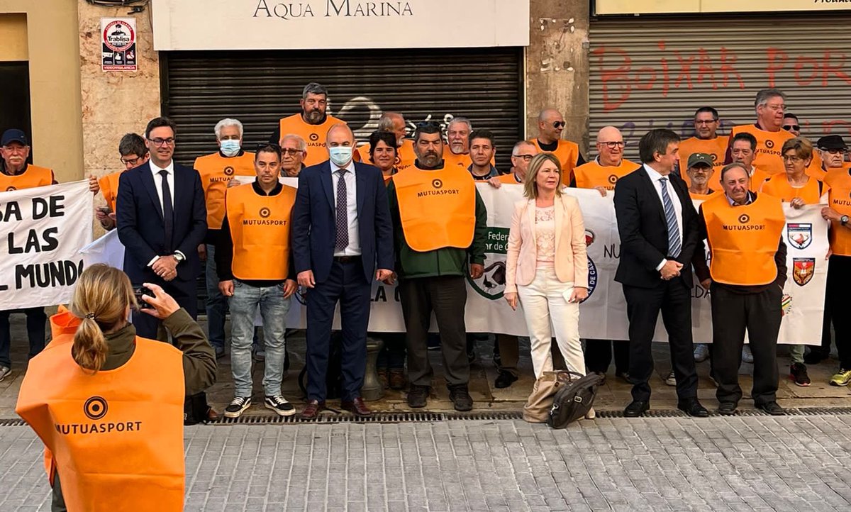 🔵 Els diputats del <a href="/ppbalears/">PP Balears</a> han sortit a donar suport a les associacions de caça que avui protesten davant el <a href="/ParlamentIB/">Parlament de les Illes Balears</a> pels atacs del Govern al sector.