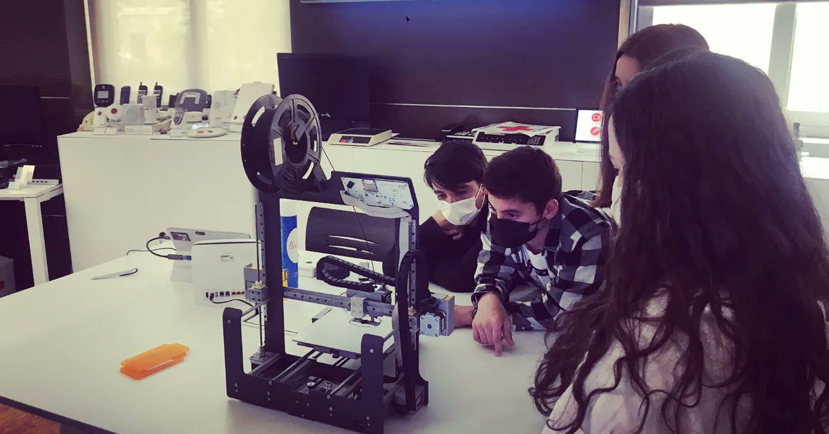 El viernes, todos los estudiantes de 2ESO que participaron en BeTalent, fueron invitados por @crj_cam para conocer su sede. Fue una visita muy interesante donde aprendieron el uso que se hace de la tecnología para mejorar la vida de personas vulnerables.