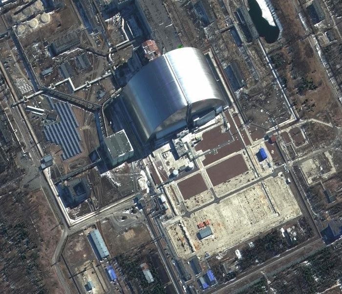 FronteraSpacial's tweet photo. 36 AÑOS DE CHERNÓBIL ☢️

Tras 36 años del trágico suceso de Chernóbil así puedes ver, desde el espacio, el sarcófago que cubre el reactor 4 de la central nuclear.

📸 La fotografía fue tomada con uno de los múltiples satélites que tiene la constelación de MAXAR. https://t.co/Uy6bAwCUM4