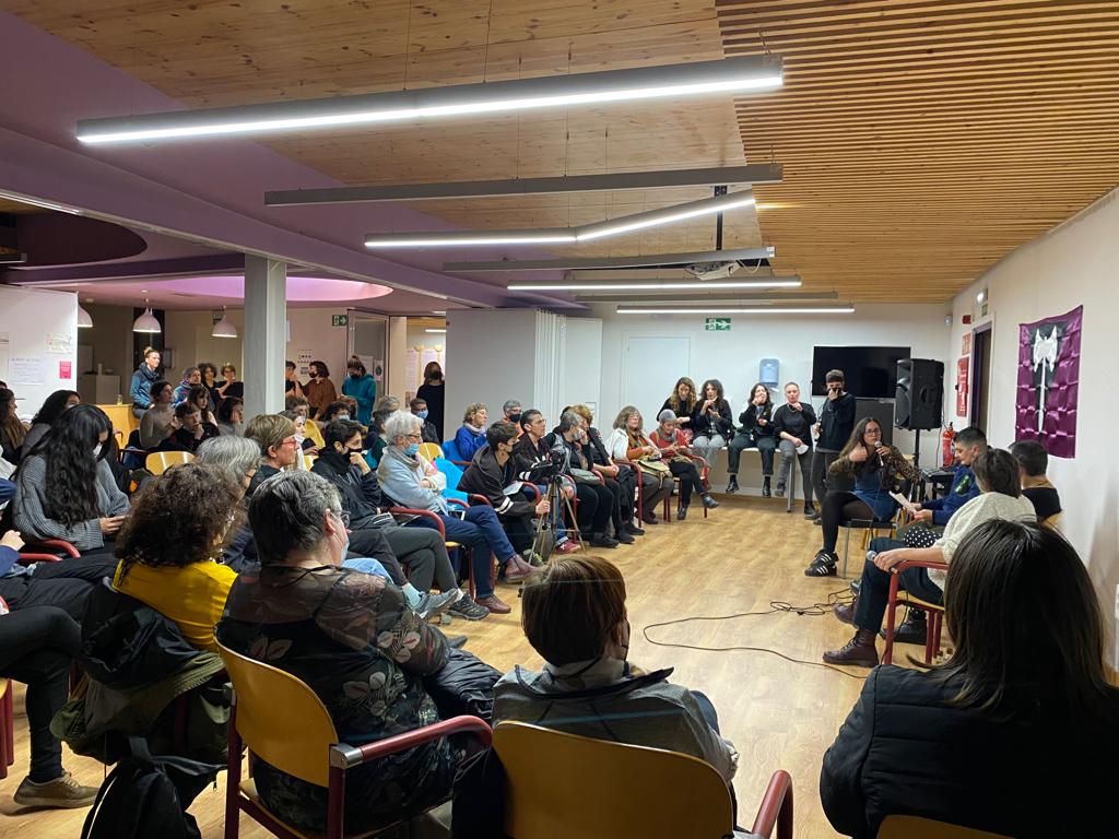 26 d'abril. Avui, a part de la necessitat de la visibilitat lèsbica, volem posar sobre la taula l'existència i l'organització col·lectiva del lesbofeminisme.

Aquest any LaSAL fem 3 anys com (que no és poc, veient com està el pati!) i tenim ganes de celebrar-ho. #26A👇🏾