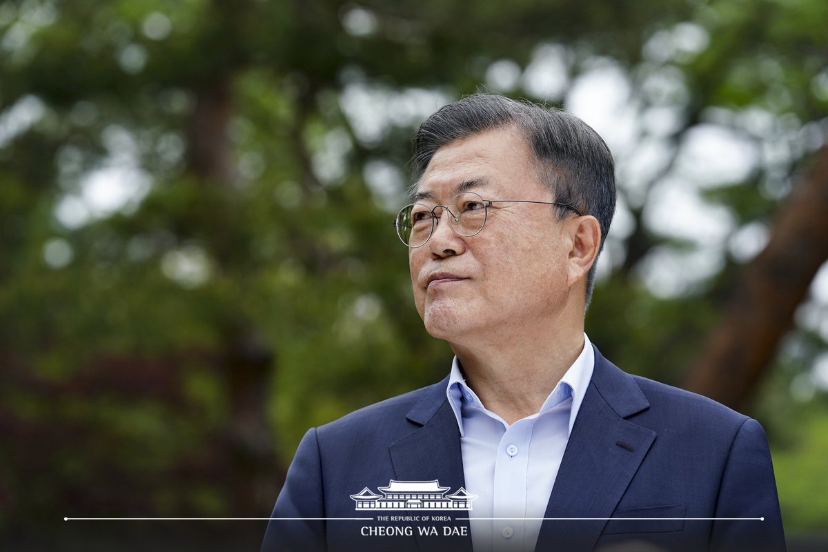 Opening Remark by President Moon Jae-in(<a href="/moonriver365/">문재인</a>) at at Meeting with Cheong Wa Dae Press Corps

"I hope that you will continue to play a role in advancing the Republic of Korea together with the next Administration going forward."

▶ bit.ly/37HGTHX