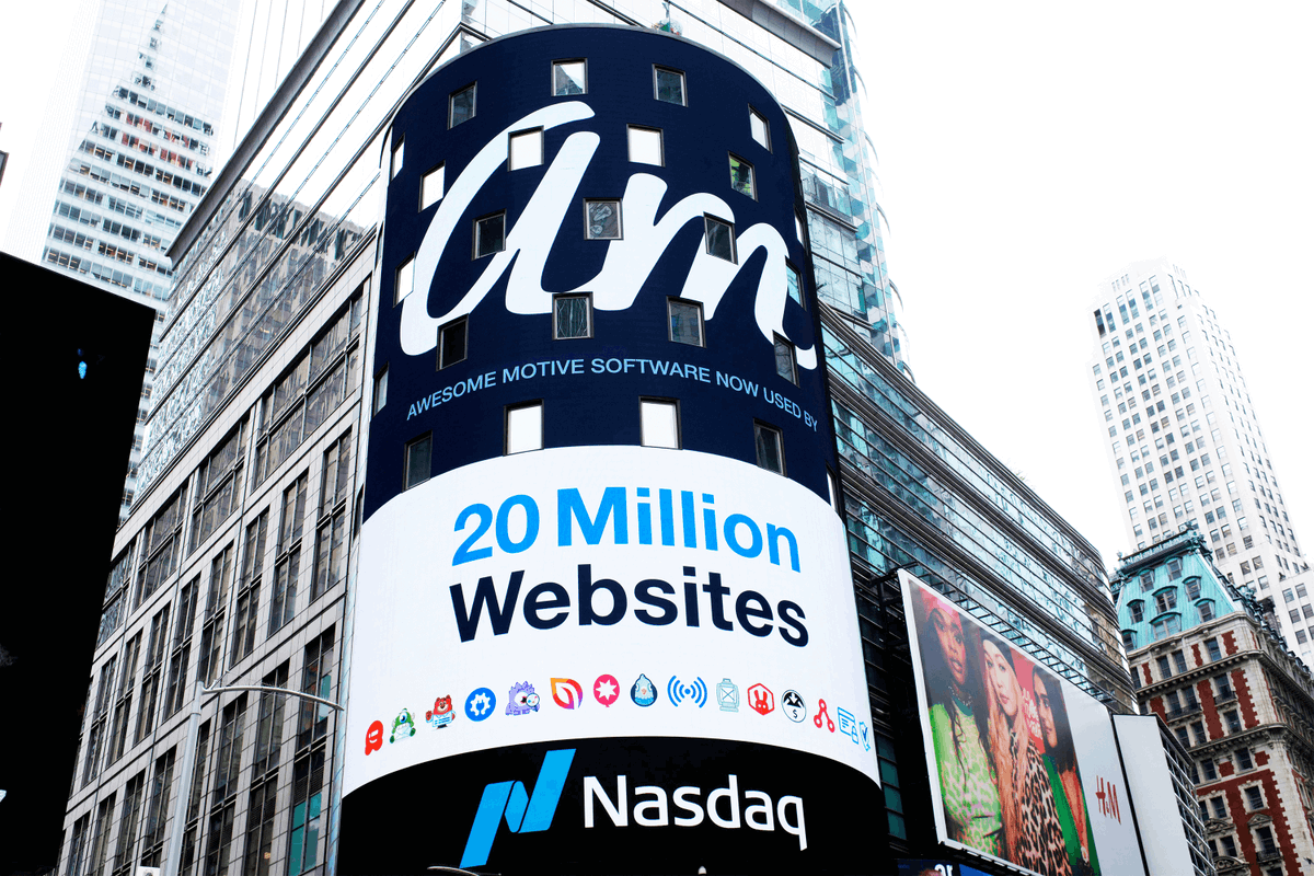 This is a big moment! 

Now over 20 million websites are using our software 🚀

I'm so proud of our team @awesomemotive and all the amazing work we're doing to help shape the web for billions worldwide.

Feels like a dream - from a blog to NASDAQ Times Square (bootstrapped). 