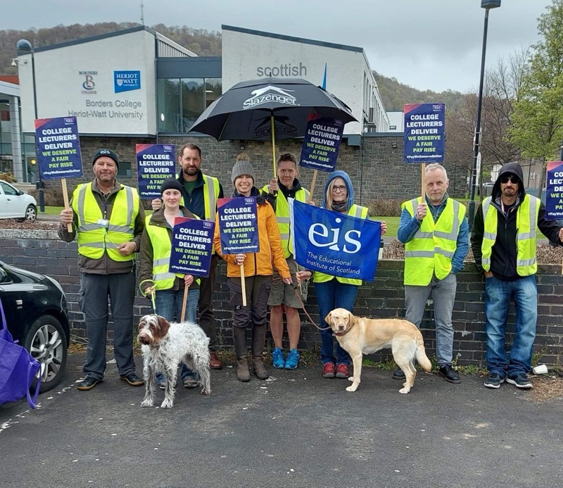 EIS-FELA members at Borders College Galashiels are union strong ✊️💪

College lecturers deliver; we deserve a fair pay rise.

#PayWeDeserveBetter