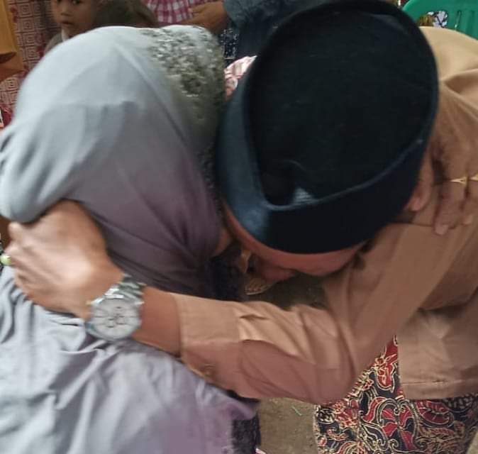 ﺑﺮ ﺍﻟﻮﺍﻟﺪﻳﻦ ﻗﺼﺔ ﺗﻜﺘﺒﻬﺎ ﺃﻧﺖ ﻭﻳﺮﻭﻳﻬﺎ ﻟﻚ ﺃﺑﻨﺎﺅﻙ
Baktimu terhadap kedua orang tua adalah cerita indah yang kau tulis dalam kehidupanmu, dan kelak akan diceritakan oleh anak-anakmu!
#birrulwalidain