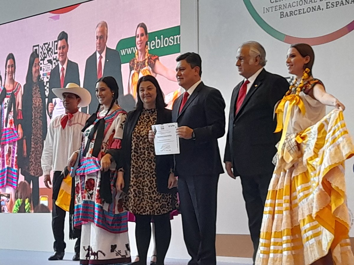BTV_UNWTO's tweet photo. Very happy to meet Secretary Tourism Oaxaca to talk the participation of #CapulálpamDeMéndez in the #UpgradeProgramme during the international event of @TPueblosMagicos✨
💪Working together to become a #BesTourismVillage by @UNWTO!
@TorrucoTurismo @SECTUR_mx @pueblos_mexico https://t.co/h5szn5ZeBU