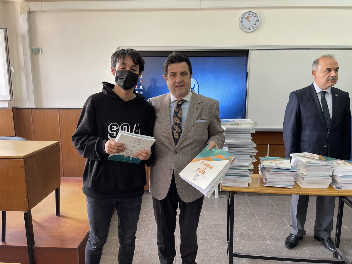 Şehit Osman Altınkuyu Anadolu Lisesi 12. Sınıf öğrencileri TYT VE AYT ‘ye hazırlık yardımcı kaynaklarını Yalova Valimiz Sn Muammer EROL ve İl Milli Eğitim Müdürümüz Dr Aziz Yeniyol’dan aldılar. <a href="/tcmeb/">Millî Eğitim Bakanlığı</a> <a href="/drazizyeniyol/">Dr. Abdülaziz YENİYOL</a>