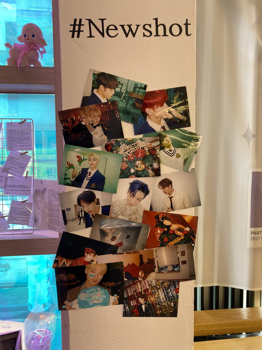 newevening_'s tweet photo. 📍카페 하이럽

카페 내부가 다양한 뉴 사진들과 귀여운 인형들로 이쁘게 꾸며져 있어서 눈이 너무 행복했어요 . . ❤
안에 뉴샷을 찍을 수 있는 포토존도 정말 좋았고 무엇보다 특전도 하나같이 너무 이뻤던 ,,, ( σ̴̶̷̤ .̫ σ̴̶̷̤ )♡

 #스물다섯_뉴_라는_새로움
#LOVENEWEVER https://t.co/2xDYQxcPlX
