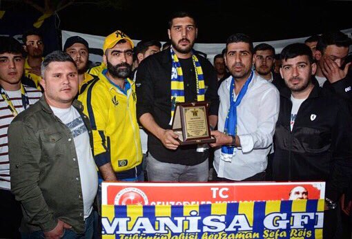 salihligfb_'s tweet photo. BİR TRİBÜN SANA HAYRAN AĞABEY ! @CemGolbasi https://t.co/3Vmb1fZQat