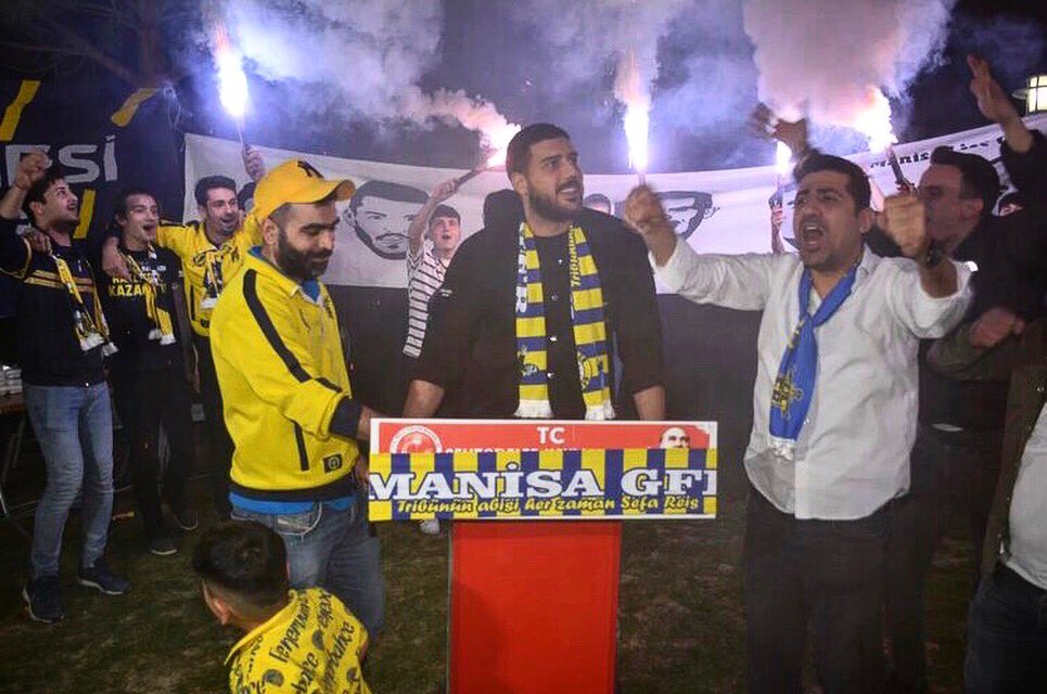 salihligfb_'s tweet photo. BİR TRİBÜN SANA HAYRAN AĞABEY ! @CemGolbasi https://t.co/3Vmb1fZQat