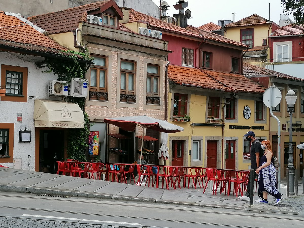 skymanuelima's tweet photo. A cidade do Porto é para conhecer caminhando, curtindo ao máximo suas ruas estreitas cheias de história e nostalgia. #Porto #CidadeInvicta #visitPorto #travelphotography #viagens #FotógrafoAmador https://t.co/1uwAy24E4d
