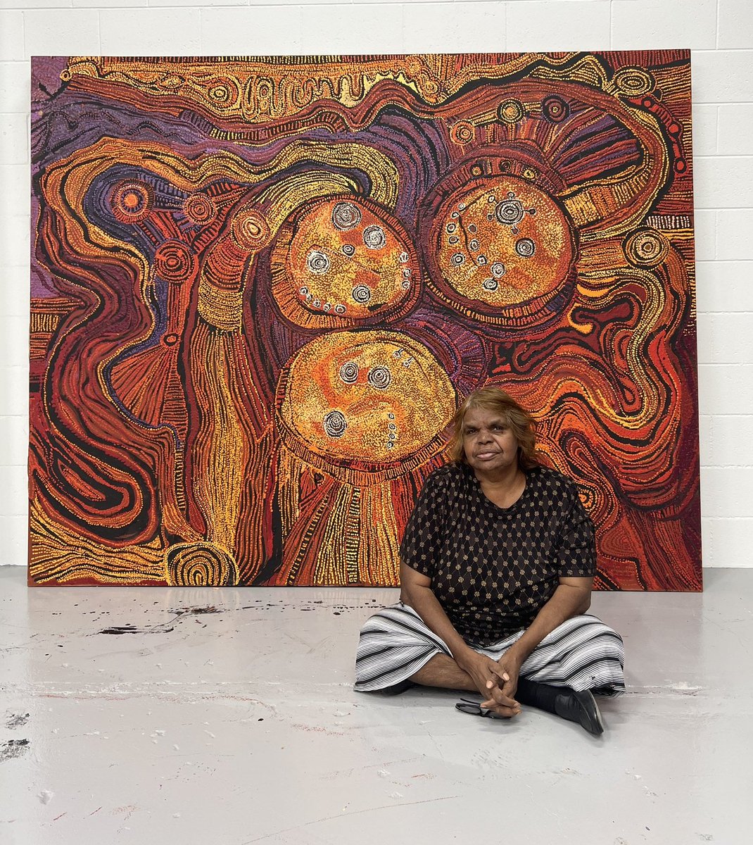 womensart1's tweet photo. "Seven Sisters Story.” by Indigenous artist Nyunmiti Burton, who also works for the Women's Council and teaches at the University of South Australia #WomensArt https://t.co/SssRfv7fIS