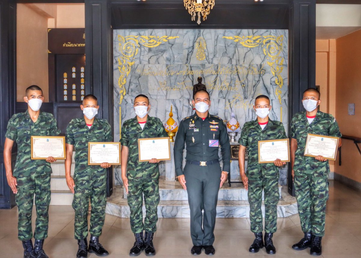 Howitzerbatt102's tweet photo. "วิริยะ อุตสาหะ นำมาซึ่งความสำเร็จ"
พ.ท.จักร  วาทกิจ ผบ.ป.2 พัน.102 รอ. 
ได้มอบใบประกาศเกียรติคุณ และของที่ระลึกให้กับทหารกองประจำการของหน่วยที่ผ่านการสอบคัดเลือกเข้ารับการศึกษาหลักสูตรนักเรียนนายสิบทหารบก ประจำปี 2565โดยผู้บังคับกองพันได้ให้โอวาท การปฎิบัติตนในการเข้ารับการศึกษา https://t.co/bU7HRnZ7RH