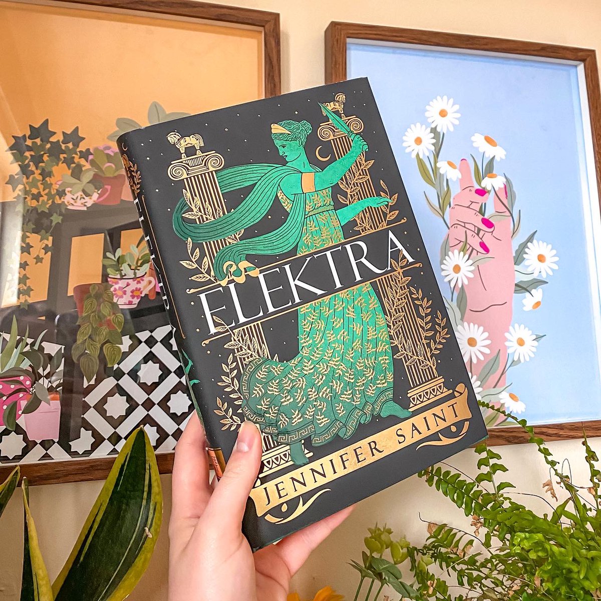 WOULD YOU LIKE TO WIN A FINISHED COPY OF ELEKTRA? 
✨ follow me
✨ retweet 
(giveaway closes wednesday 27th 6pm and winner will be contacted by DM)