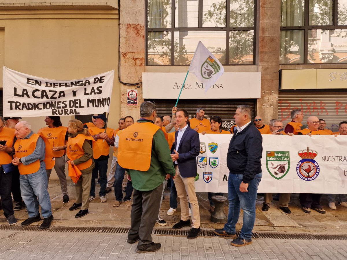 🔵 El <a href="/ppbalears/">PP Balears</a> al costat de la caça! 

El nostre president <a href="/Ll_Galmes/">Llorenç Galmés</a> i el diputat <a href="/Tia_Sagreras/">Sebastià Sagreras</a> han mostrat el seu suport als caçadors que s’han manifestat, a les portes del Parlament, davant les prohibicions que vol imposar el Govern.