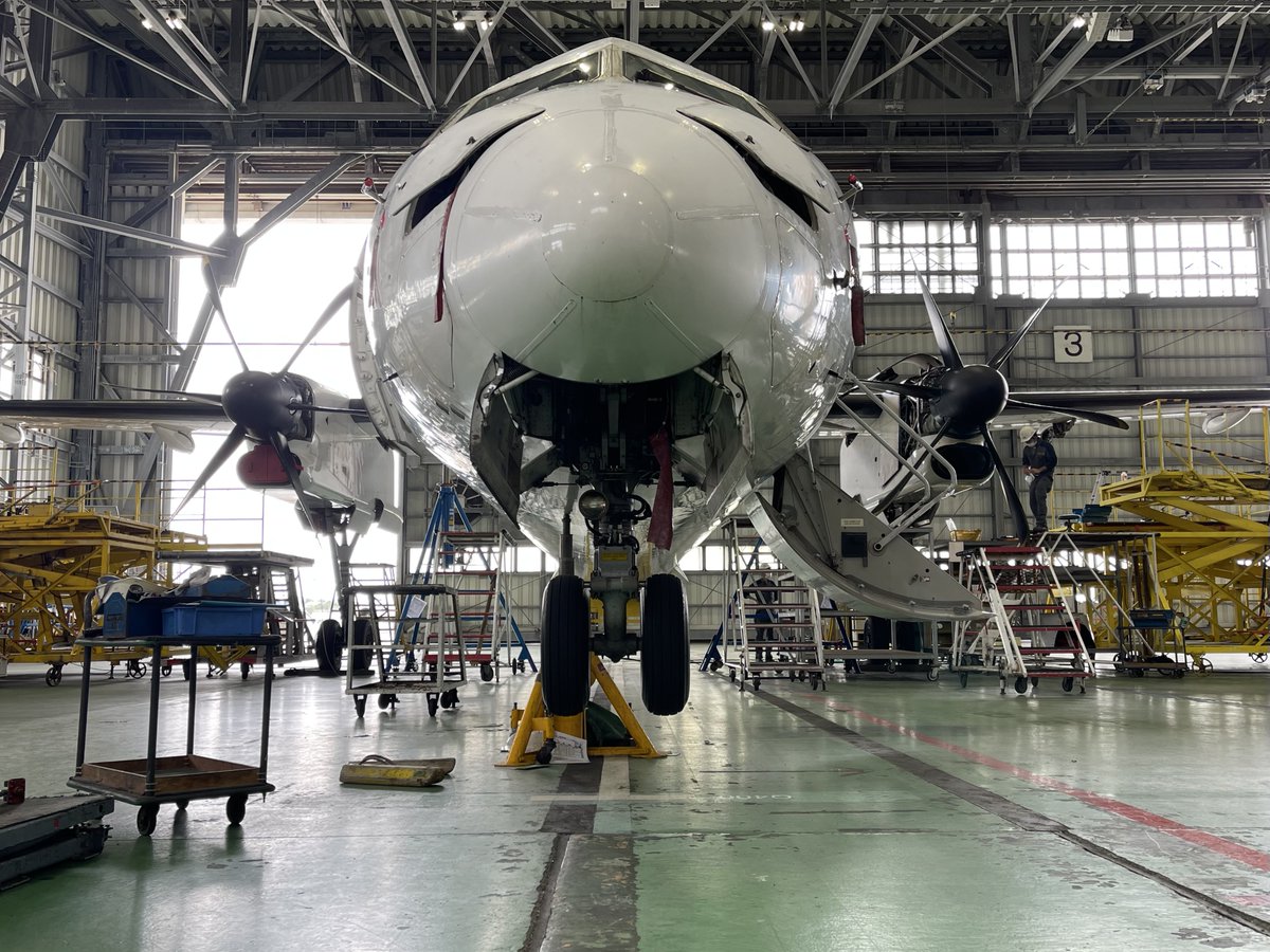 JALUX 1/100 DHC8-Q400CC RAC琉球エアーコミューター 停止中にTAKE OFF⁉️／ 🎙️RACのDHC8-Q400CCが屋内で離陸しています
