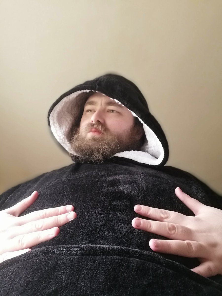 purpleroni's tweet photo. Why live in irritation when you can relax in comfort like a king with an @TheOodie ! Use code PURPLERONI at checkout for 35 £/$/€ off (25% Norway), and get yourself king like luxury, maybe you'll want to rub your tummy like me? #ad https://t.co/1LBYEu8zbf