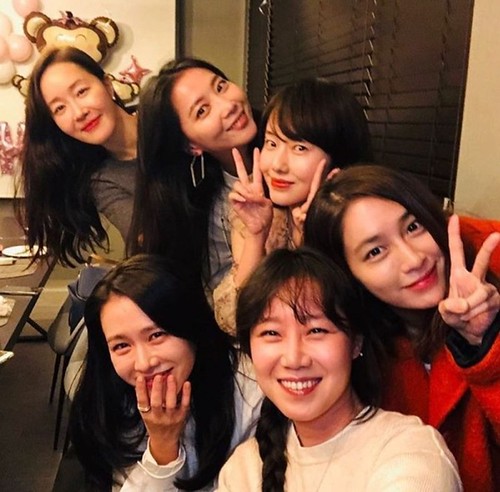 List of Famous Korean Celebrity Squad
-Thread by •kdm• family-

✔️The Cinderella 7 
Members:
GongHyoJin, 43
SonYeJin , 42
LeeMinJung, 41
OhYoonAh, 43
LeeJungHyun, 43
UhmJiWon, 46
SongYoonah, 51