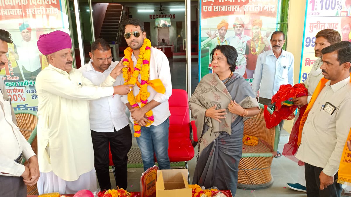 RajeshS29049641's tweet photo. बीजेपी युवा मोर्चा मण्डल अध्यक्ष बनने पर भाजपा राष्ट्रीय मंत्री @alka_gurjar जी का आशिर्वाद प्राप्त हुआ ,,, ओर मैडम का साफा और चूंदड़ी ओढ़ा कर स्वागत किया 🙏🙏 @vipulgopalgarh @VishnuSharma___ @NJaisinghpura @HimanshuSBJYM @OnlineKanhaiya @DrSatishPoonia @Soni1Nihal @imRJRk https://t.co/lwyAmzLTVl