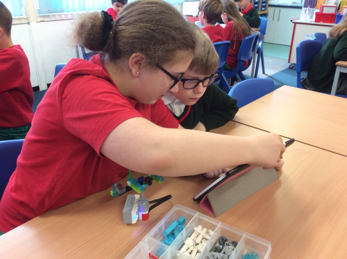 Cloverlea1917's tweet photo. Year 5 are excited to be having a full day workshop with Nick from @Legoworkshops . Looking forward to making and programming devices! #Juniorstem #learning https://t.co/tKyQduedcy