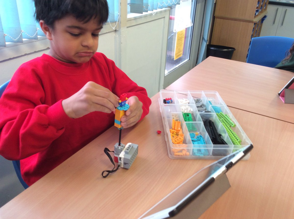 Cloverlea1917's tweet photo. Year 5 are excited to be having a full day workshop with Nick from @Legoworkshops . Looking forward to making and programming devices! #Juniorstem #learning https://t.co/tKyQduedcy